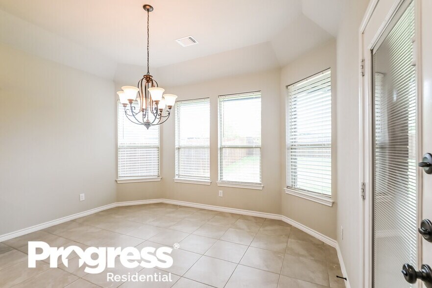 Building Photo - 325 Strait Ln
