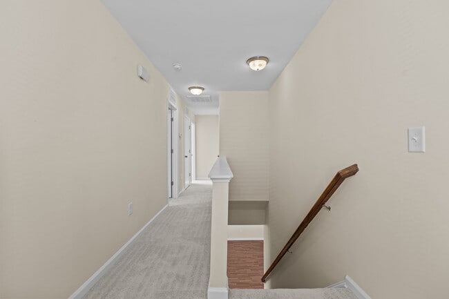 Building Photo - 624 Hiddenbrook Dr
