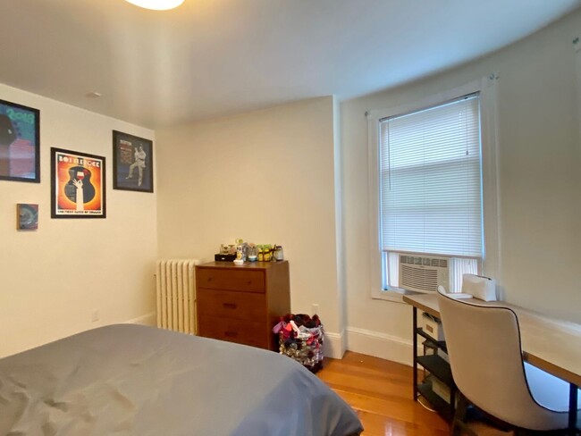 Building Photo - Spacious two bedroom in Brookline