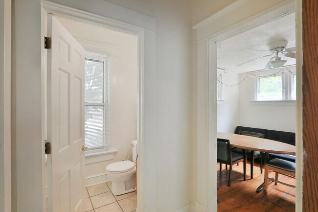 Building Photo - 5 Bedroom Quiet OSU North Campus private home