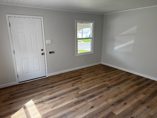 Building Photo - 1024 Cherry Dr