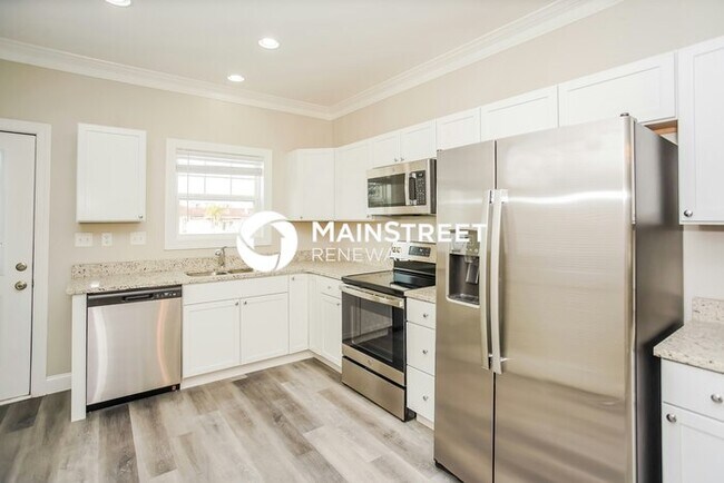 Building Photo - 2 Bedroom Pet-Friendly Home in St. Petersburg, FL with Main Street Renewal