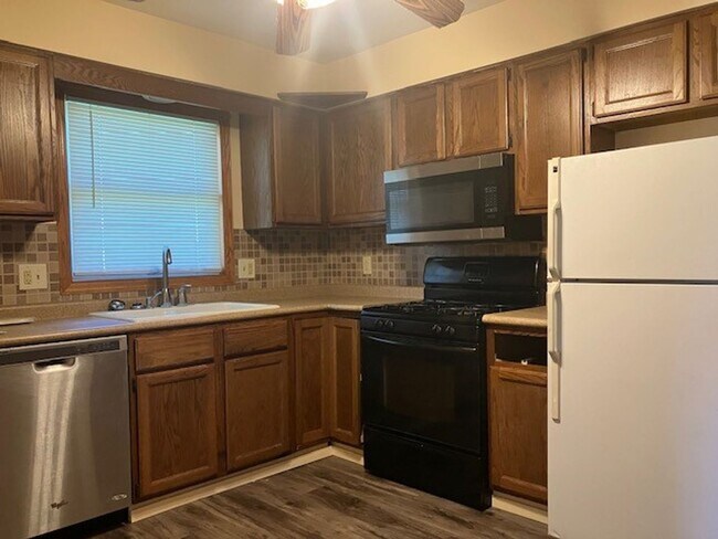 Building Photo - Kenosha Properties