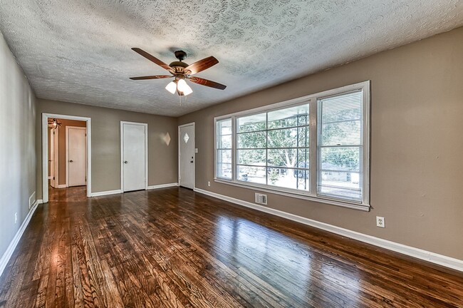 Building Photo - 3 bedrooms & 1.5 bath in Decatur!