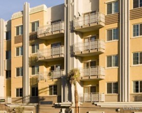 Building Photo - Villas Del Lago