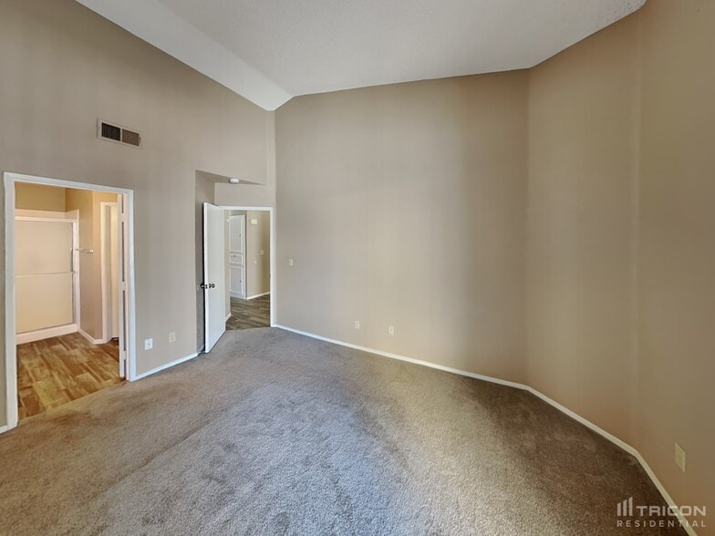 Building Photo - 733 Reagan Dr