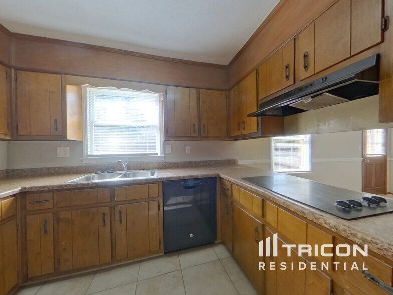 Building Photo - 5823 Williamsburg Dr NW