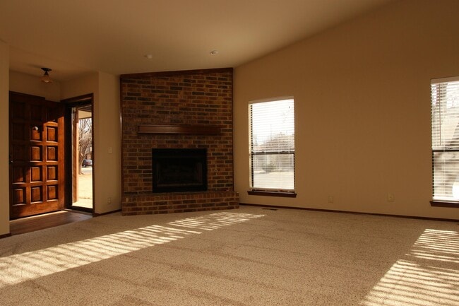Building Photo - 4700 Hemlock Ln