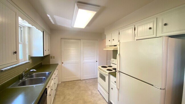 Building Photo - 1408 W Daytona Dr