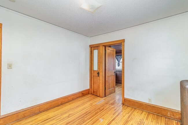 Building Photo - 3 Bed | 1 Bath in Heart of St. Paul