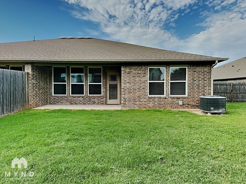 Building Photo - 1124 Merlin Dr