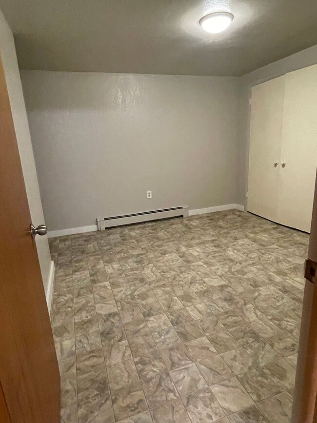 Building Photo - STUDENTS WELCOME! Sprawling Ranch Style 3 Bedroom 3 Bath Home w/ finished basement in Midtown For...