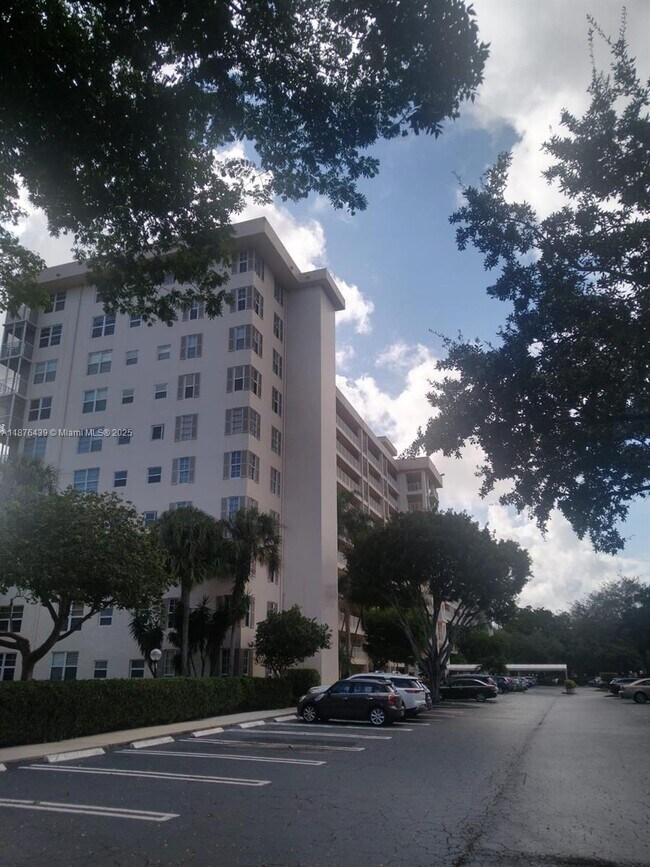 Building Photo - 3510 Oaks Way
