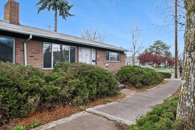 Building Photo - 5143-5145 SE Knight