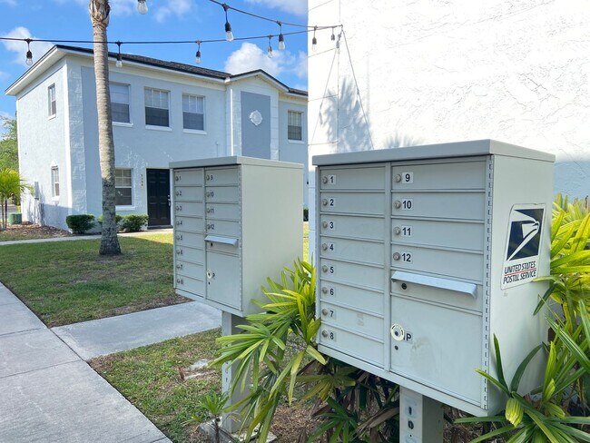 Building Photo - One Bedroom, One Bath Apartment - Priced t...