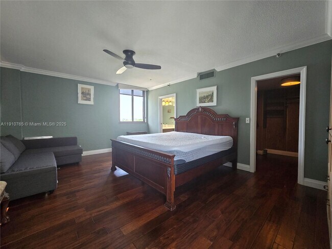 Building Photo - 2300 NE 33rd Ave