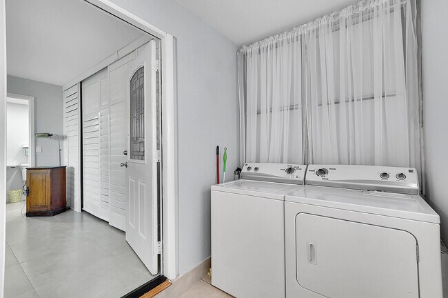 Building Photo - 646 Flanders N