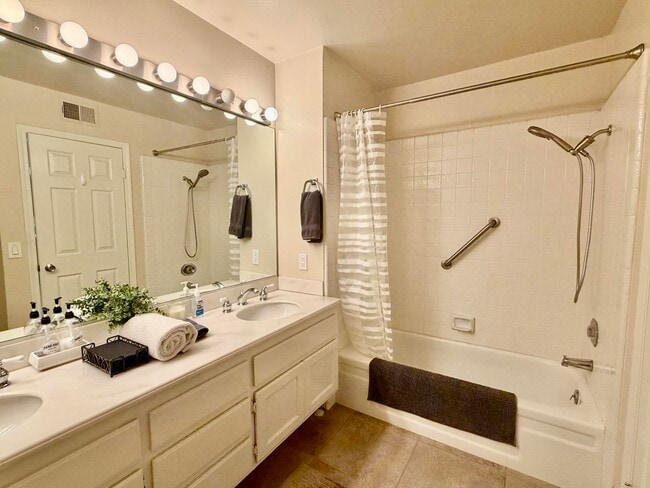 Building Photo - 257 Calle Del Verano