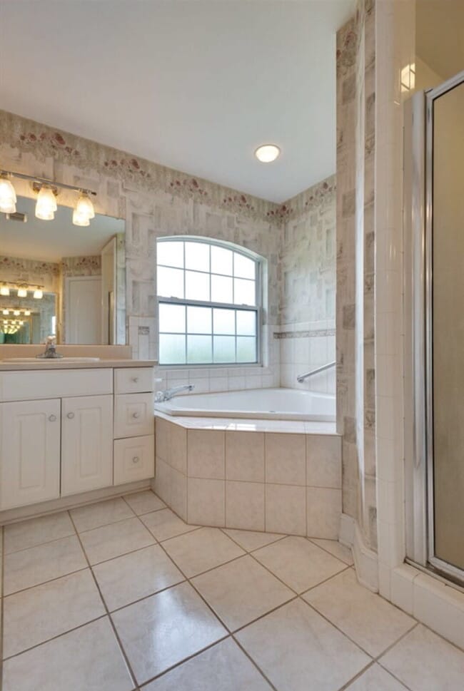 Building Photo - 4Br/2.5Ba Huge home with a sunroom