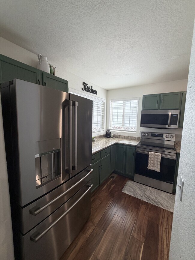 Building Photo - 1865 Espana Way