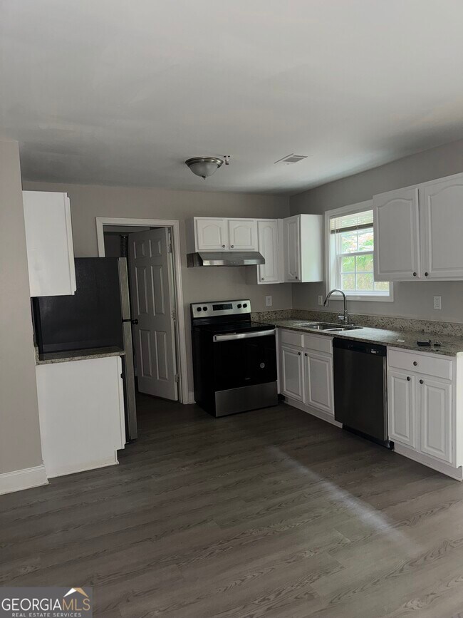 Building Photo - 1240 Pinedale Cir NW