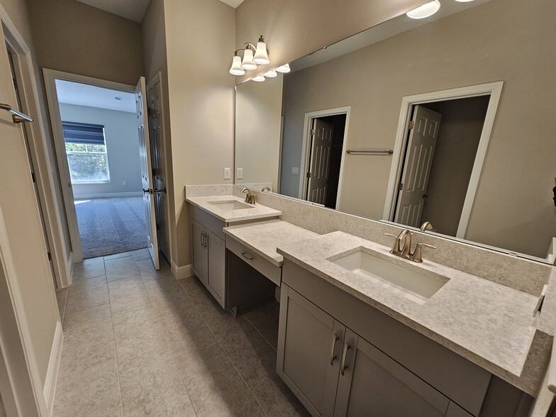 Primary bathroom - 12484 Oak Hill Way