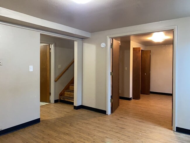 Building Photo - STUDENTS WELCOME! 5 Bed 2 Bath Ranch House w/ Basement