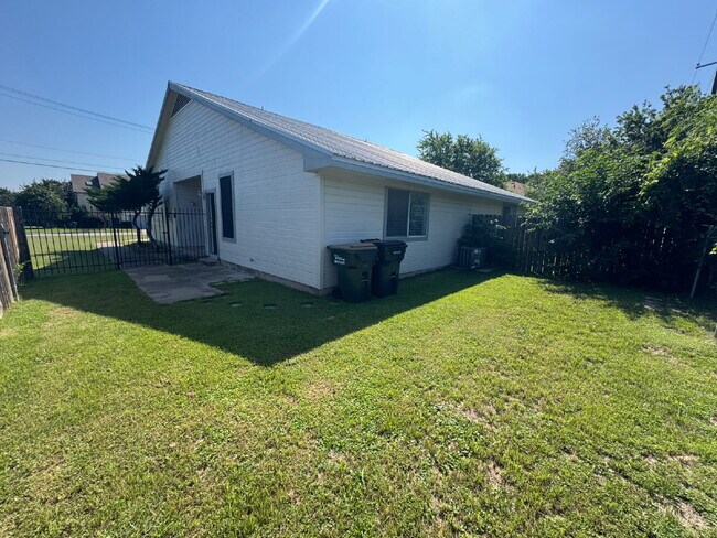 Building Photo - 2-Bed 2-Bath 1-Car Garage easy access to W...
