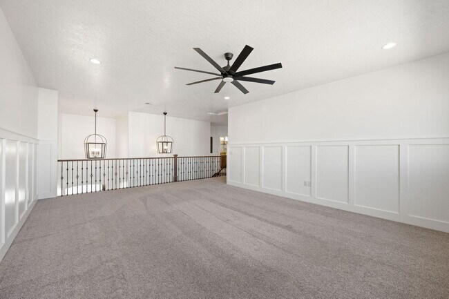 Building Photo - 6 Bed, 4 Bath with RV Parking and No HOA in Sycamore — Available Now!