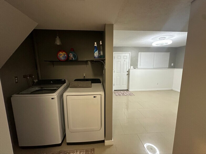 Building Photo - 930 Potter Dr