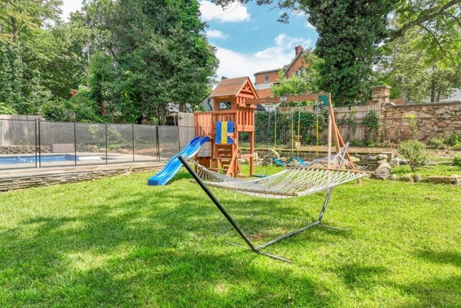 Building Photo - 139 W 4th Ave