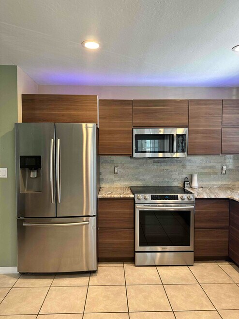 Building Photo - 955 Schumann Dr