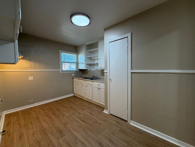 Building Photo - AVAILABLE NOW 2 BEDROOM 1 BATH WITH BONUS/FLEX ROOM IN SOUTH FORT WORTH