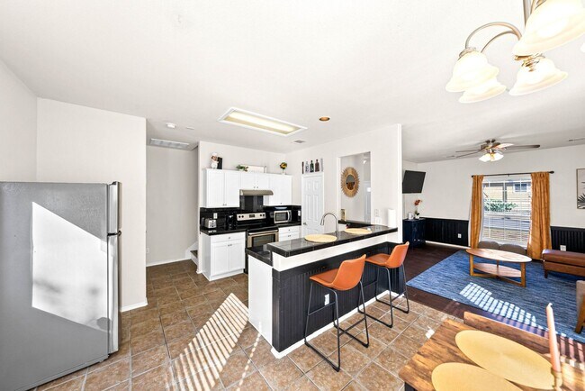 Building Photo - Downtown Home within Minutes from the Riverwalk & Alamodome ~ Large Corner Lot!