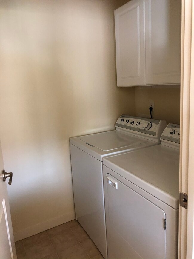 Building Photo - 403 Ridgewood Dr
