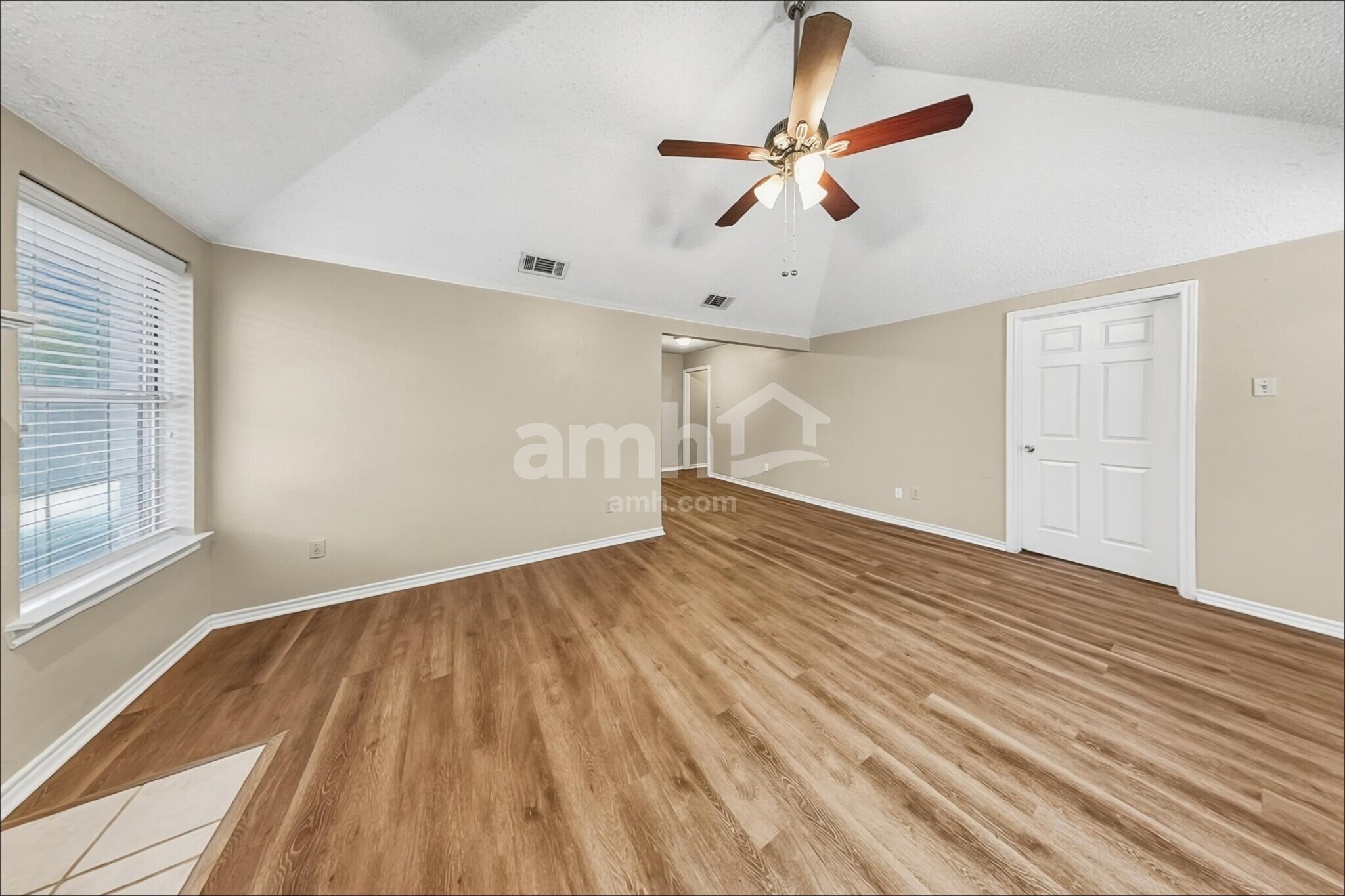 Building Photo - 105 S Winding Oaks Dr