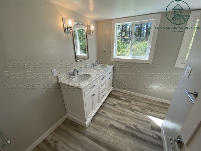 Building Photo - Private and Updated Three Bedroom Carmel H...