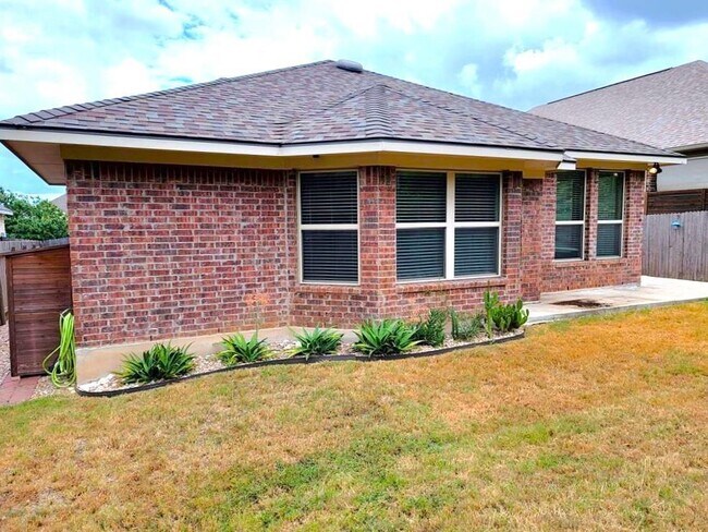 Building Photo - 537 Peregrine Way