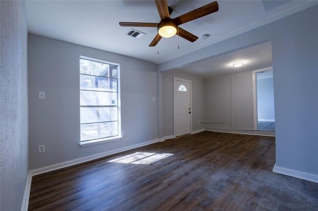 Building Photo - 2304 Thrasher Ln