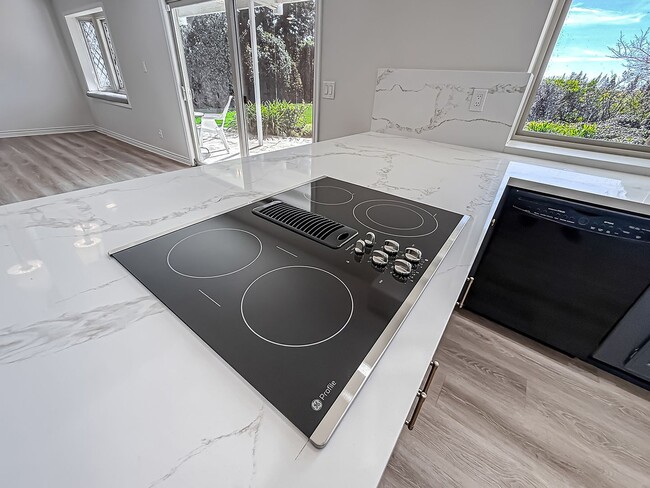 Building Photo - Upgraded Calabasas 4BR w/pool + spa, views + solar panels!