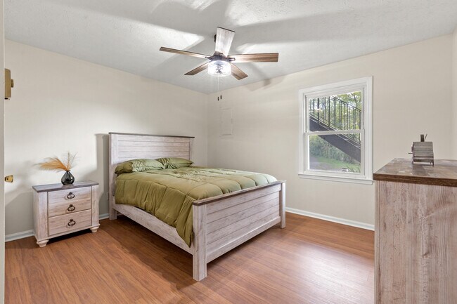 Building Photo - 104 Pleasantview St