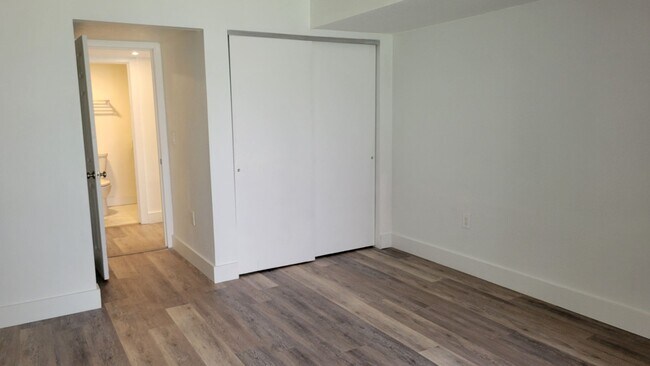 Building Photo - Annual UNfurnished renovated ground floor ...