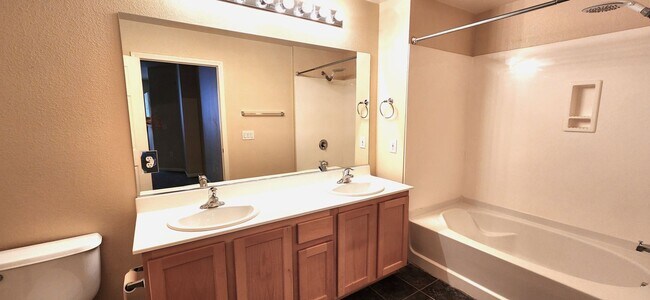 Building Photo - 2 Bedroom recently painted 2nd Floor Condo in Guard Gated Park Avenue!