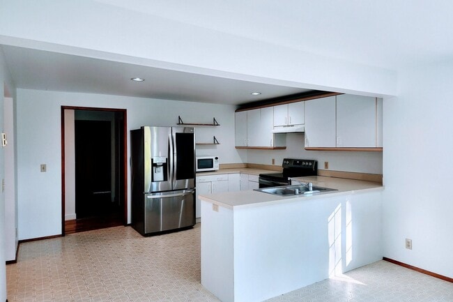 Building Photo - 8542 Battle Point Dr NE
