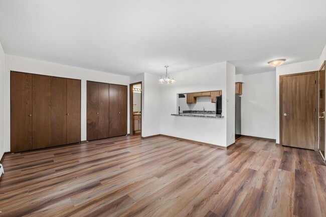Building Photo - Renovated Lower Studio Apartment Available at our Cedar View Apartments