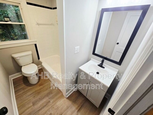 Building Photo - 1214 Franklin St