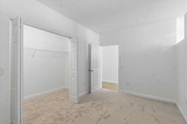 Building Photo - 8 W Monroe St