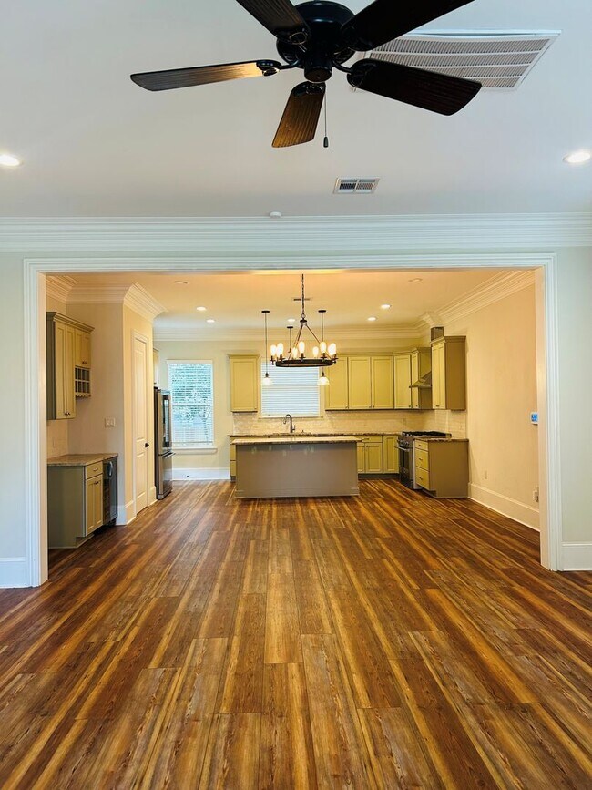 Building Photo - 220 Labarre Dr