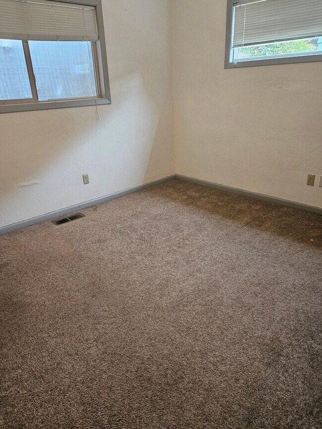 Building Photo - 669 Arleta Pl NE