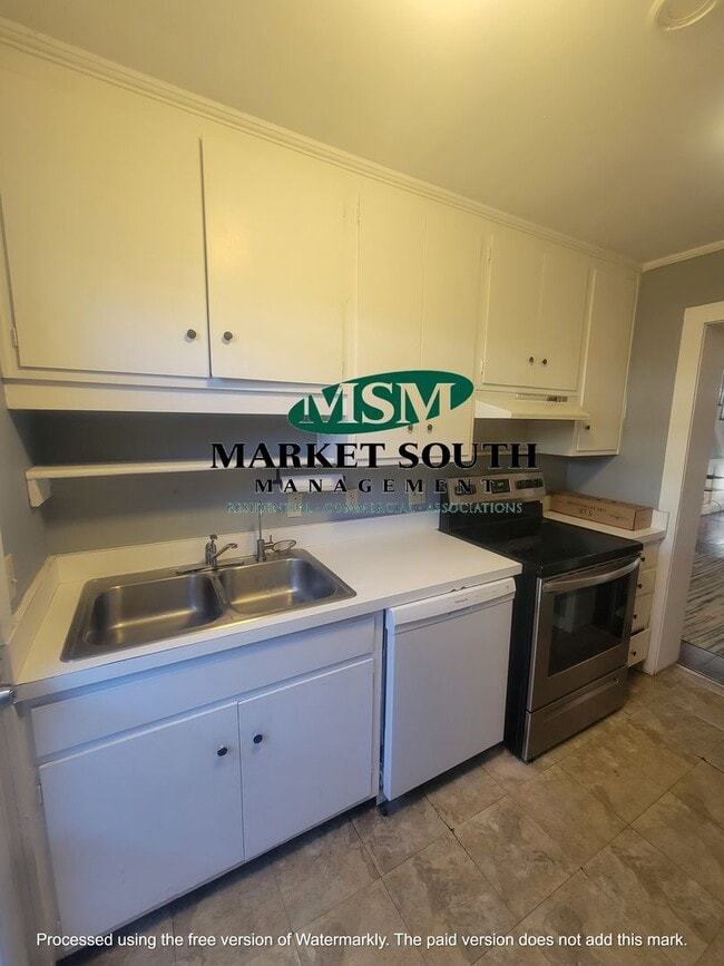 Building Photo - *REDUCED!* BEAUTIFUL JONES STREET APARTMENT